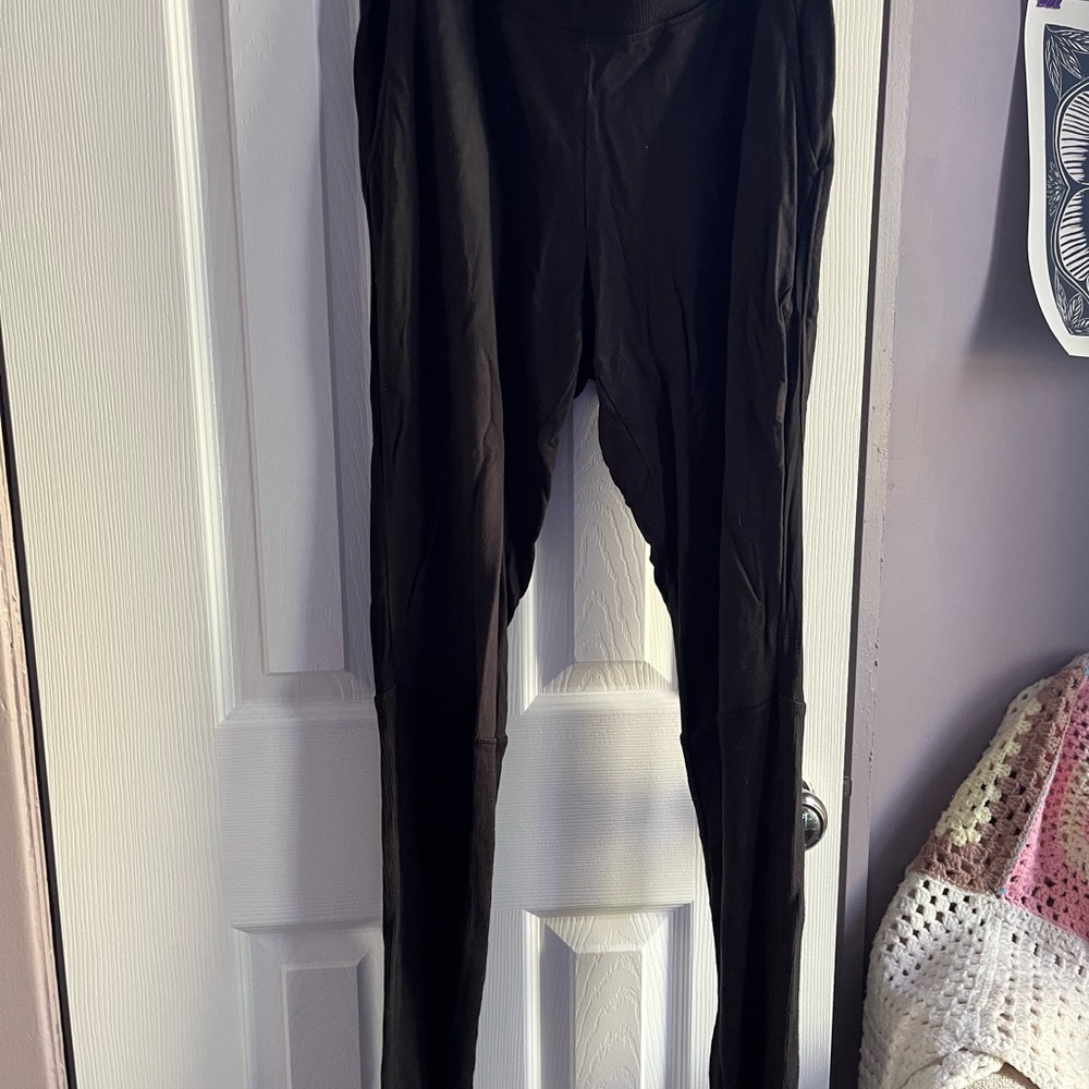 Alo black joggers with pockets and side mesh detail